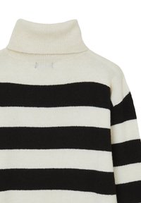 Maglione a collo alto a righe crema e nere con ampie righe orizzontali e colletto a coste.