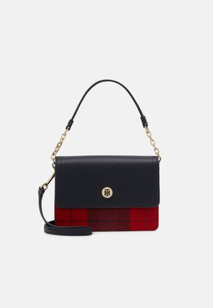 Sac à épaule en cuir noir avec un fond à carreaux rouges, quincaillerie dorée et une bandoulière amovible. Il dispose d'un rabat avant et d'un détail de logo.