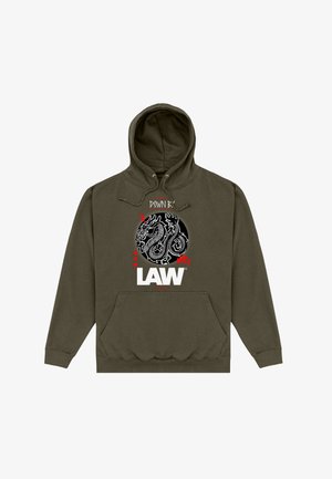 Oliwkowa bluza z kapturem z czarno-białą grafiką smoka z przodu, czerwone akcenty, tekst „DOWN BY” nad i duży napis „LAW” pod grafiką.