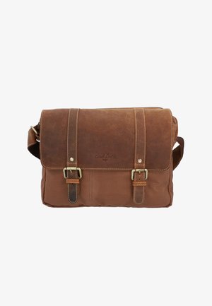 Hnedá messenger taška s koženým klopom, dvoma prednými prackami a látkovým telom. Obsahuje akcenty z prešívania a nastaviteľný ramenný popruh.