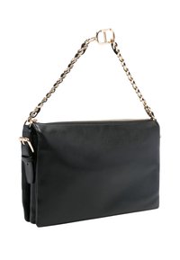 Borsa a mano in pelle nera con tracolla a catena, dotata di chiusura con cerniera, texture liscia e forma rettangolare elegante. Dettagli in metallo color oro.