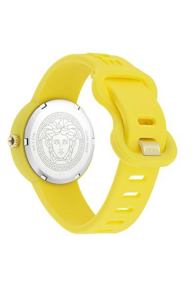 Reloj de pulsera con correa de silicona amarilla que muestra el logo de Medusa grabado en la parte posterior de la caja de acero inoxidable, con corona en tono dorado y hebilla de Versace.