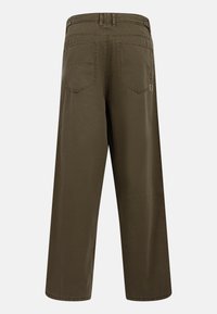 Pantalones de pierna ancha en verde oliva con una textura suave, que cuentan con dos bolsillos traseros y una cinturilla limpia. Diseño simple y funcional.