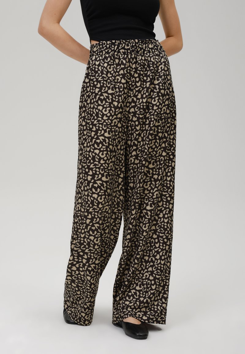 Zwarte en tan luipaardprint wijde broek met een elastische taille en een soepele stoftextuur, geschikt voor casual gebruik.