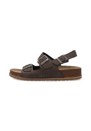 Brun open-toe sandal med to justerbare metalspænder over foden og én rundt om hælen, korkinspireret sål og flad gummi ydersål.