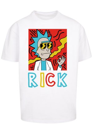 Witte T-shirt met een cartoonafbeelding van een personage met blauw stekelig haar, een zonnebril, een witte laboratoriumjas en meerkleurige tekst die "RICK" spellen.
