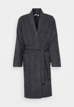 Accappatoio in cotone grigio scuro con colletto a scialle, cintura e due tasche frontali. Presenta un tessuto texturizzato e un design di lunghezza media.
