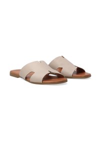 Beige lædersandaler med åben tå, udskæringsdesign og brun træsål. Flad struktur med en glat tekstur og minimale detaljer.