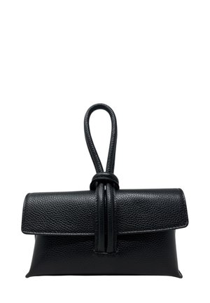 Pochette en cuir noir texturé avec fermeture à boucle de bracelet au centre supérieur sur fond blanc.