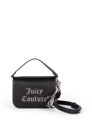 Borsa a mano in pelle nera con forma strutturata, caratterizzata dalla scritta "Juicy Couture" in lettere argentate, un manico superiore e una tracolla rimovibile.