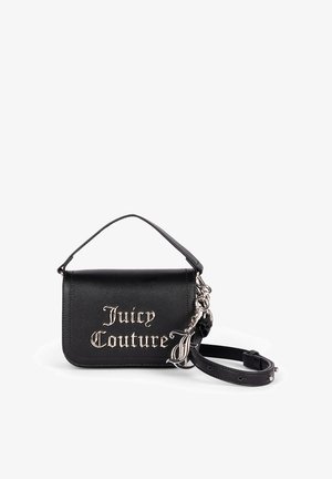 Borsa a mano in pelle nera con forma strutturata, caratterizzata dalla scritta "Juicy Couture" in lettere argentate, un manico superiore e una tracolla rimovibile.