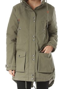 Khaki lange parka-jas met capuchon, zilveren drukknoopjes, twee voorkvakken, trekkoord bij de hals en een textuur binnenvoering.