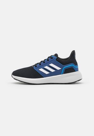 Czarny i niebieski but sportowy Adidas z białymi paskami i białą podeszwą pokazany z boku na jednolitym jasnym tle.