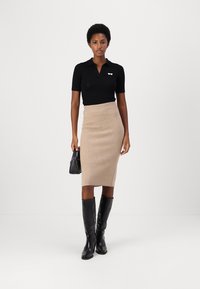 pure cashmere STRAIGHT MIDI SKIRT - Pouzdrová sukně - camel