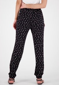 Svarta byxor med ett blommönster i rosa nyanser, som har resårmidja och uppvikta nederkanter för en avslappnad passform.