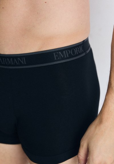 Crne pamučne bokserice sivi elastični pojas s logom "Emporio Armani" u uveenom tekstu. Glatka tekstura.