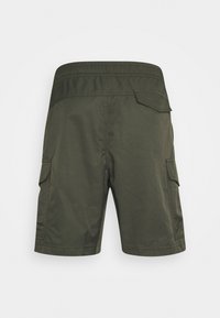 Olivově zelené cargo šortky s elastickým pasem, dvěma postranními kapsami a náprsní kapsou na pravé straně. Hladká, lehká tkanina.
