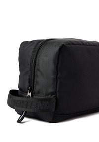 Borsa rettangolare nera in tessuto nylon strutturato, con chiusura a zip e una tracolla con logo sul lato. Design compatto.