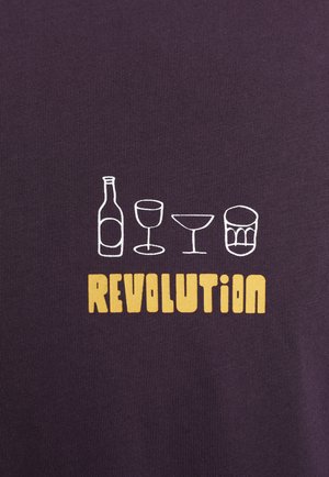 Donkerpaarse t-shirt met witte lijnillustraties van drinkgerei en het woord "REVOLUTION" in vetgele letters.