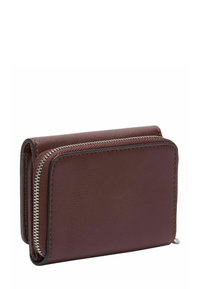 Bordowy skórzany portfel o fakturowanym wykończeniu, wyposażony w srebrny zamek błyskawiczny oraz kompaktowy design z wieloma przegródkami na karty i kieszonką na monety.