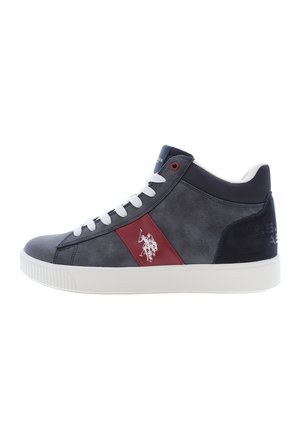 Zapatillas altas en gamuza azul marino y gris, con cordones blancos, un panel de acento rojo y un emblema en el lateral con una suela blanca.
