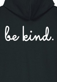 Hanorac negru cu text alb „be kind.” într-un font jucăuș, scris de mână, pe spate. Material moale cu o textură fină.