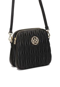 Borsa a tracolla in pelle ecologica nera trapuntata con hardware dorato e un logo circolare, dotata di due scomparti con zip e design testurizzato.