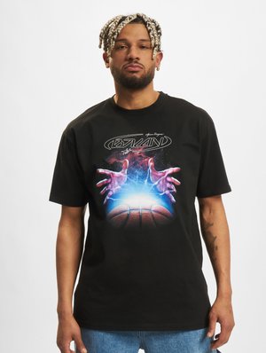 Sort bomulds T-shirt med et farverigt grafik af lysende hænder og en basketball i centrum. Korte ermer og afslappet pasform.