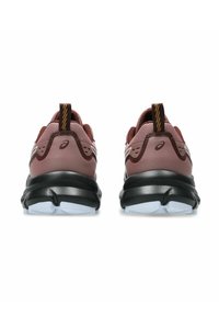 Bordeaux en zwarte hardloopschoenen met een gestructureerd mesh bovendeel, stevige hielsteun en zwarte rubberen buitenzool. Inclusief een stoffen hieltrekker.
