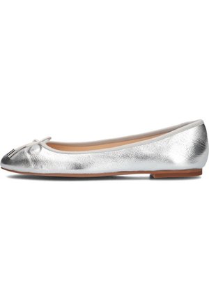 Silberne metallische Ballettschuhe mit runder Zehenpartie, weichem Ledertextil, kleinem Schleifendetail an der Vorderseite und flacher Sohle.