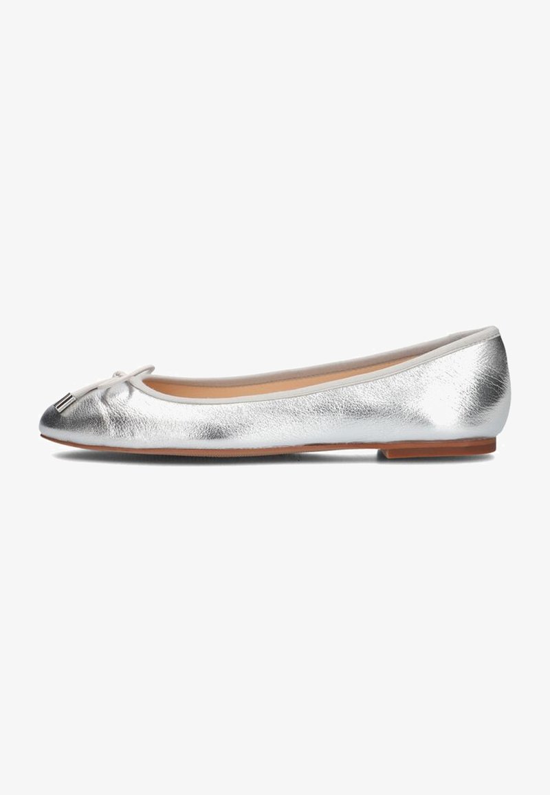 Zilverkleurige metallic balletschoenen met een ronde neus, zachte lederen textuur, een klein strikje aan de voorkant en een platte zool.
