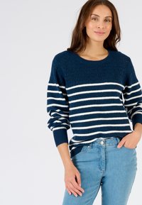Suéter de punto azul marino con rayas horizontales blancas, que presenta una sección superior texturizada, cuello redondo y un ajuste ligeramente relajado.