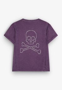 Lilla kortærmet t-shirt med et dødningehoved og korslagte knogler design lavet af hvide stjerner trykt på ryggen. Blødt, struktureret stof.