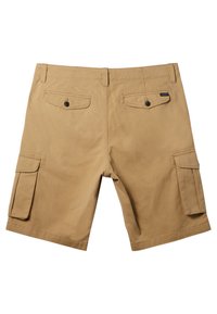 Shorts cargo beiges en coton avec deux poches arrière, deux poches latérales et une coupe droite. Texture lisse avec des détails de couture minimaux.