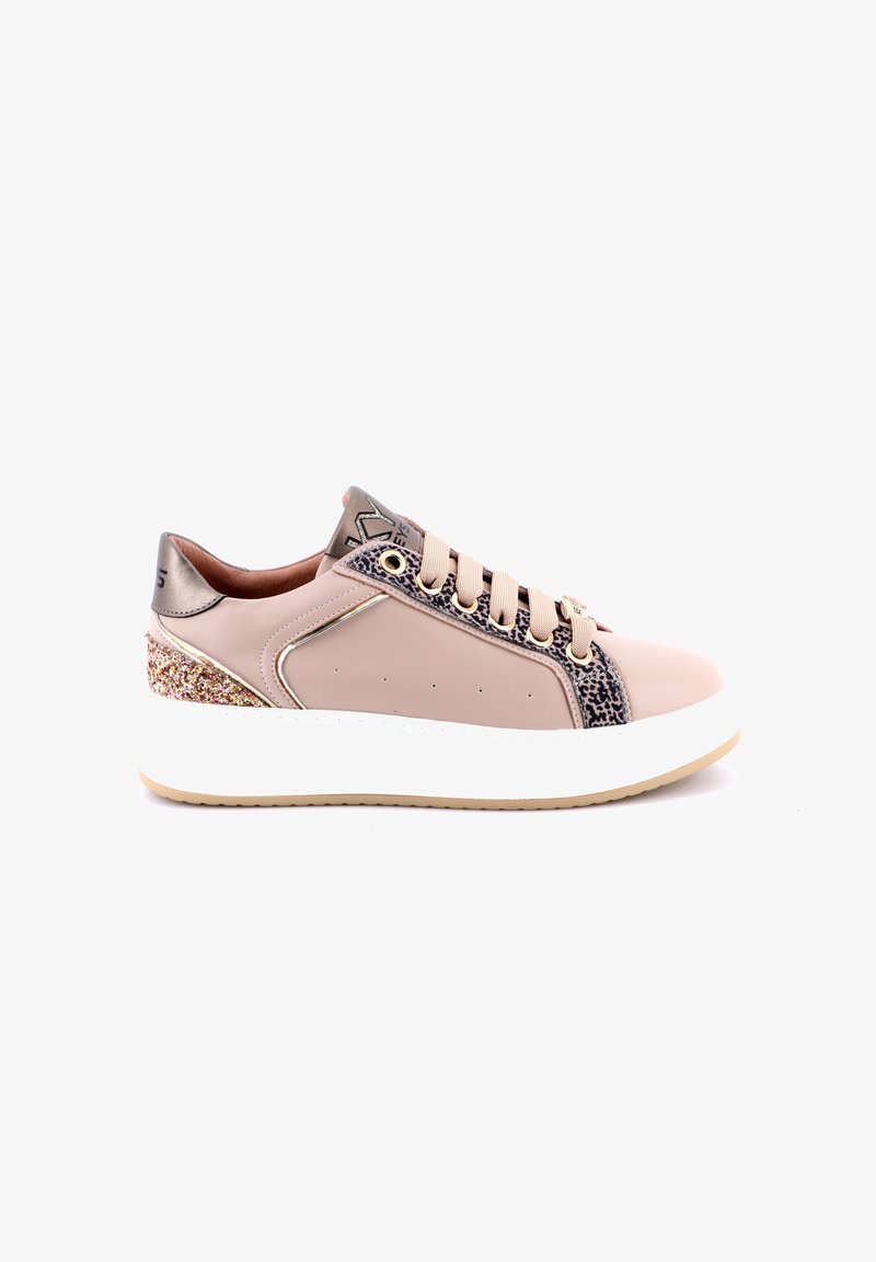 Sneaker beige con bordature in stampa leopardo, accentuazione in glitter sul tallone, suola bianca spessa, lacci beige e dettagli metallici bronzo sul tallone e sulla linguetta.