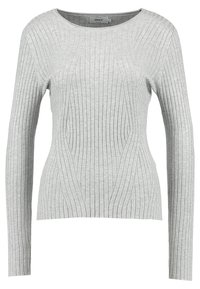 Ljusgrå ribbad tröja med långa ärmar, rund halsringning och texturerade mönster. Tillverkad av mjukt material, med en figurnära silhuett.