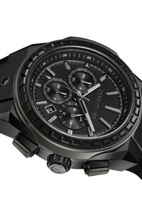 Sort chronograf ur med en tekstureret bezel, tre sub-dials og sølv detaljer. Udstyret med et sort gummirem og kontrasterende time markører.