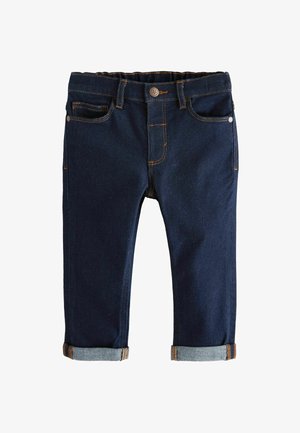 Pantalones de mezclilla azul oscuro con corte recto, con costuras naranjas, cinco bolsillos y dobladillos enrollados con un acento azul claro.