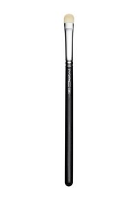 Brocha de maquillaje negra con una cabeza de cerdas sintéticas cortas, planas y cónicas, y un casquillo de metal, que presenta un mango elegante y un logo en relieve.