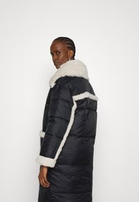 Abercrombie & Fitch Casaco cl�ássico - black /with cream