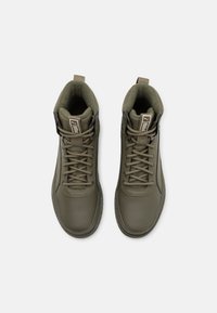 Olivově zelené vysoké tenisky vyrobené z texturované kůže, s černými akcenty, plochými tkaničkami a polstrovaným límcem pro pohodlí.