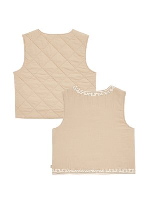 Vadderad beige väst med en strukturerad design. Har vit dekorsöm längs halsringningen och nederkanten. Inga ärmar eller knäppningar.