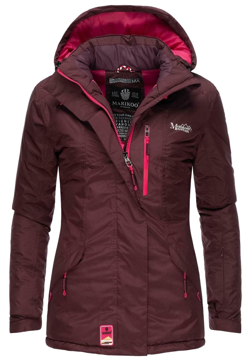 Mörkröd kviltad jacka med rosa accenter. Har en huva, zippered fickor och logodetalj. Slät textur med en skräddarsydd passform.