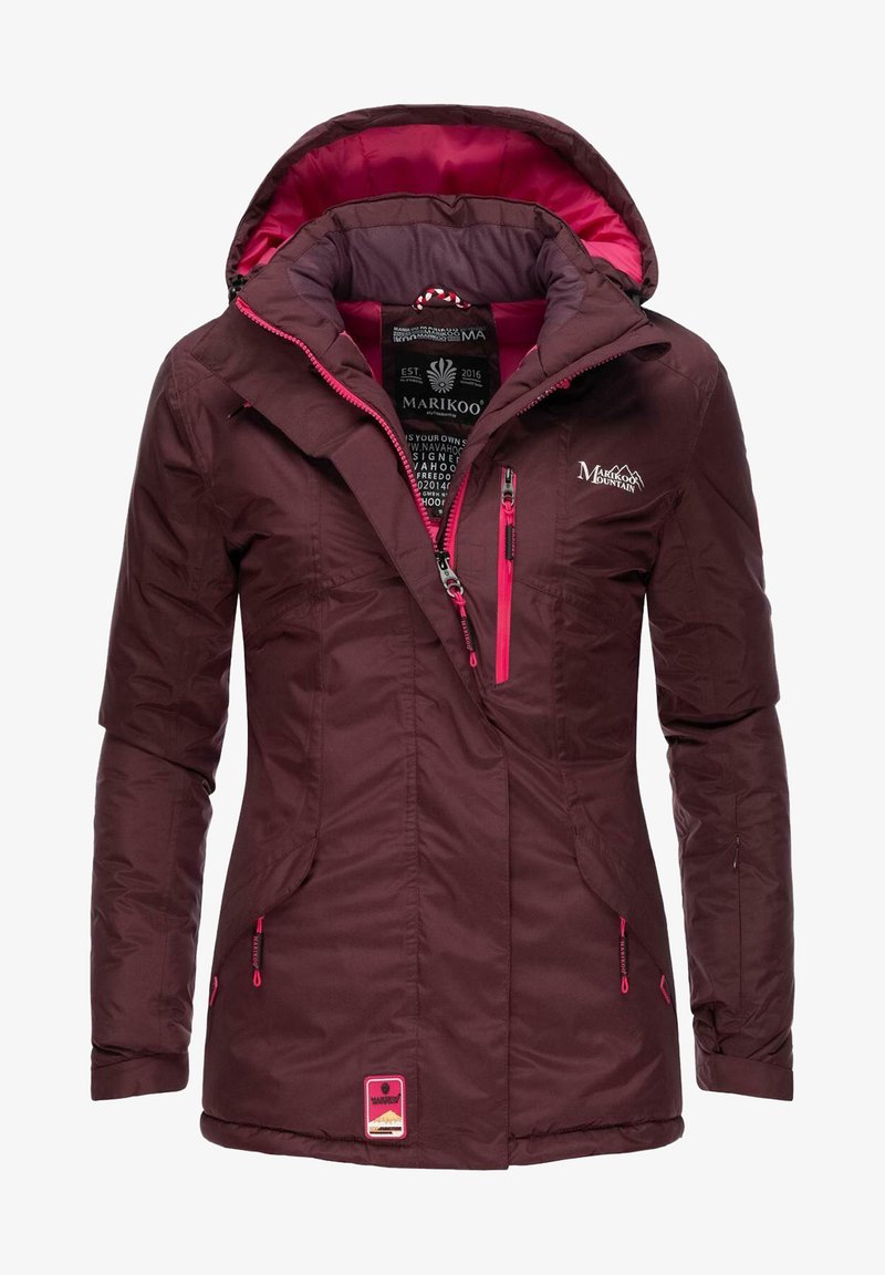 Mörkröd kviltad jacka med rosa accenter. Har en huva, zippered fickor och logodetalj. Slät textur med en skräddarsydd passform.