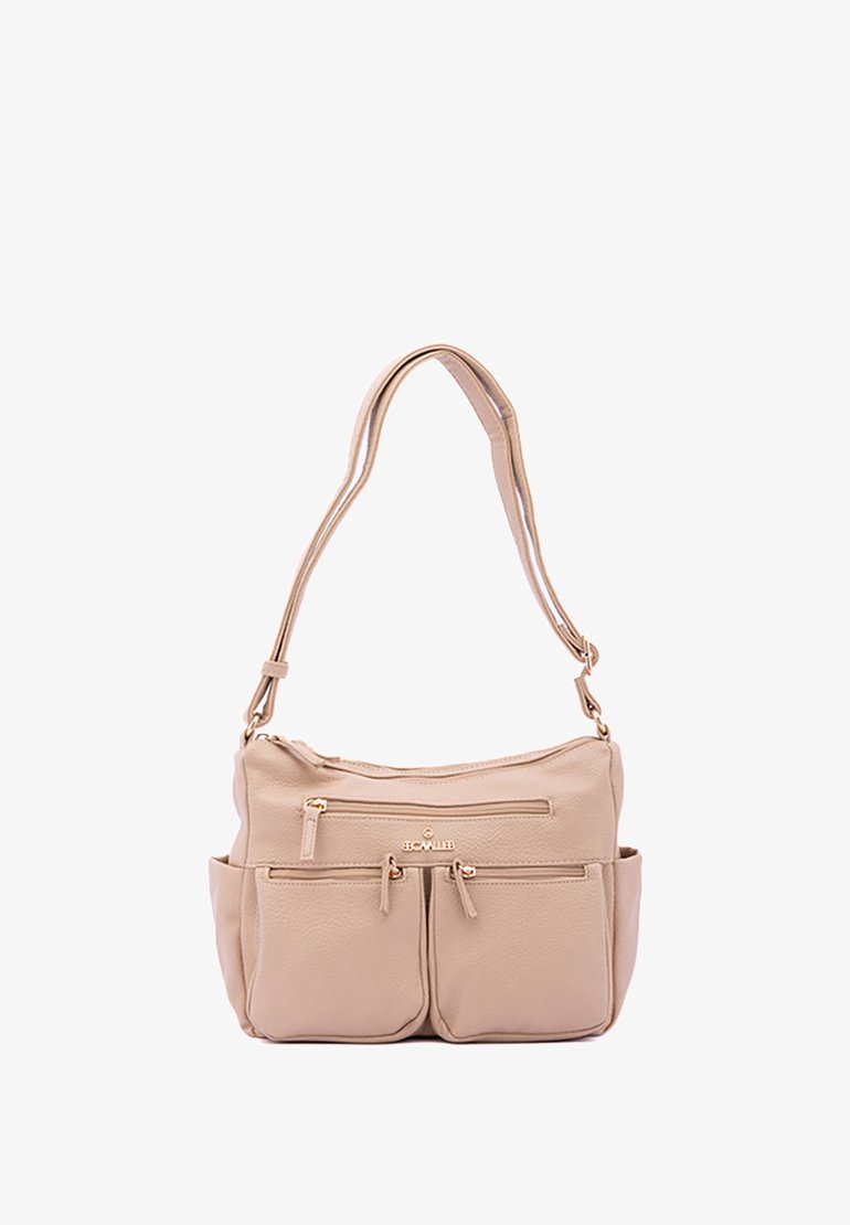 Borsa a tracolla beige in pelle sintetica testurizzata, con una sola tracolla, chiusura con zip superiore e numerose tasche frontali con dettagli dorati.