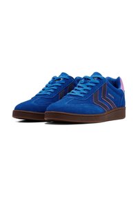 Blaue Wildleder-Sneaker mit niedrigem Profil, versehen mit pinken und lila Streifen sowie passenden Schnürsenkeln und einer braunen Gummisohle.