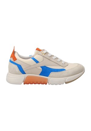Sneaker mit einem Obermaterial aus beigem Leder, blauen und orangefarbenen Akzenten sowie einem strukturierten grauen Wildleder-Patch. Verfügt über eine weiße Gummisohle und Schnürsenkel.