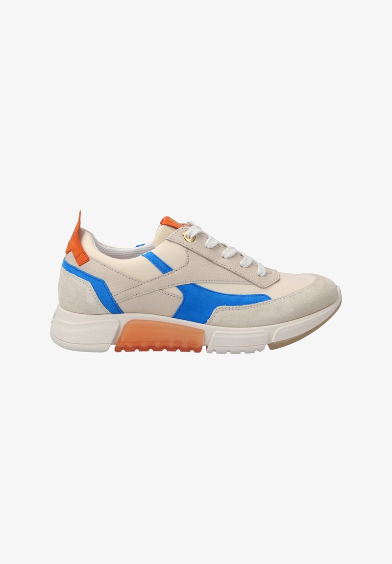 Sneaker mit einem Obermaterial aus beigem Leder, blauen und orangefarbenen Akzenten sowie einem strukturierten grauen Wildleder-Patch. Verfügt über eine weiße Gummisohle und Schnürsenkel.