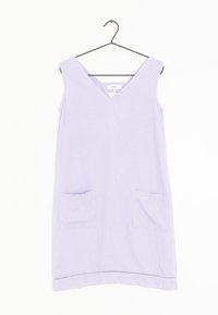 Lavendelfarbenes ärmelloses Kleid mit V-Ausschnitt, zwei frontalen Taschen und einem dekorativen Saum. Aus leichtem, ungefüttertem Stoff gefertigt.