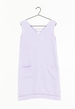 Robe sans manches lavande avec un col en V, deux poches avant et un ourlet décoratif. Fabriquée en tissu léger, non doublée.